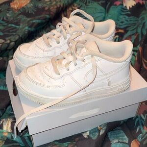 Nike Force 1 LE White Sneakers